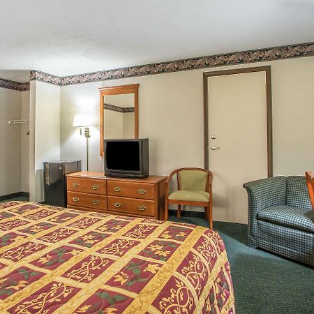 Rodeway Inn Бедфорд Екстериор снимка