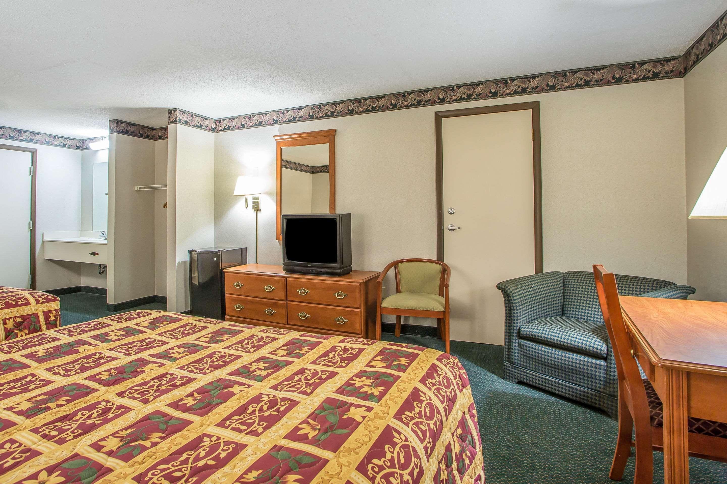 Rodeway Inn Бедфорд Екстериор снимка