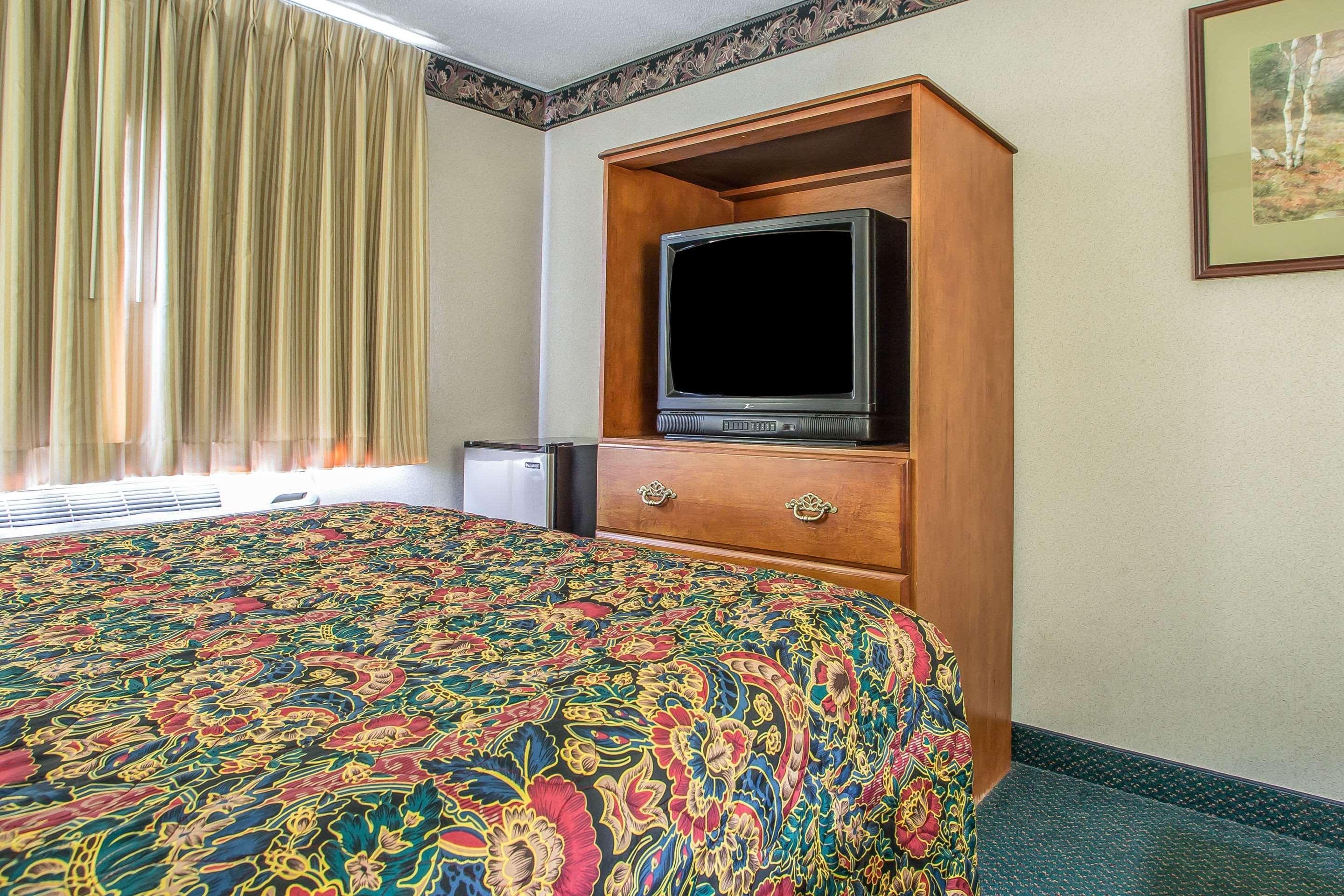 Rodeway Inn Бедфорд Екстериор снимка