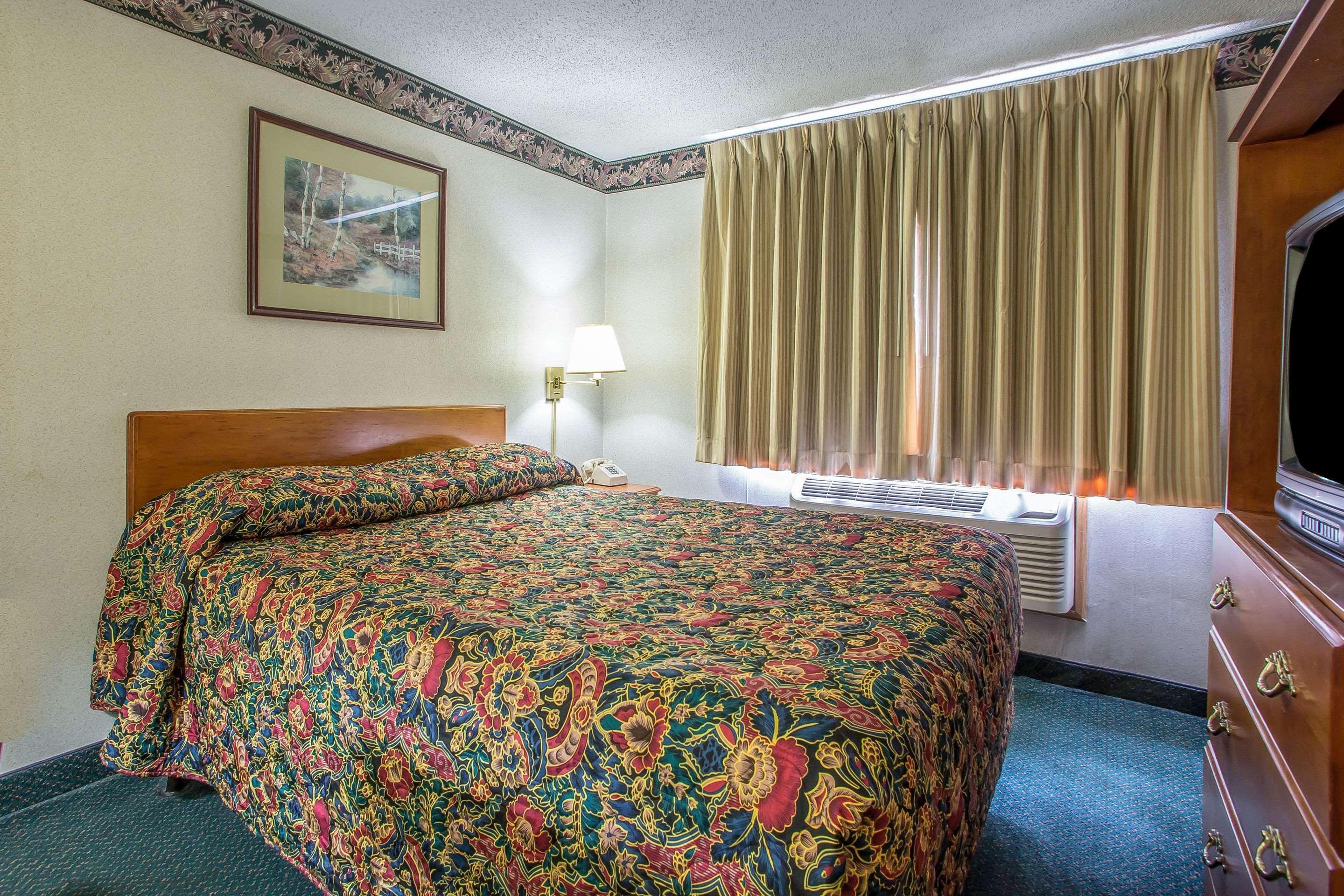 Rodeway Inn Бедфорд Екстериор снимка