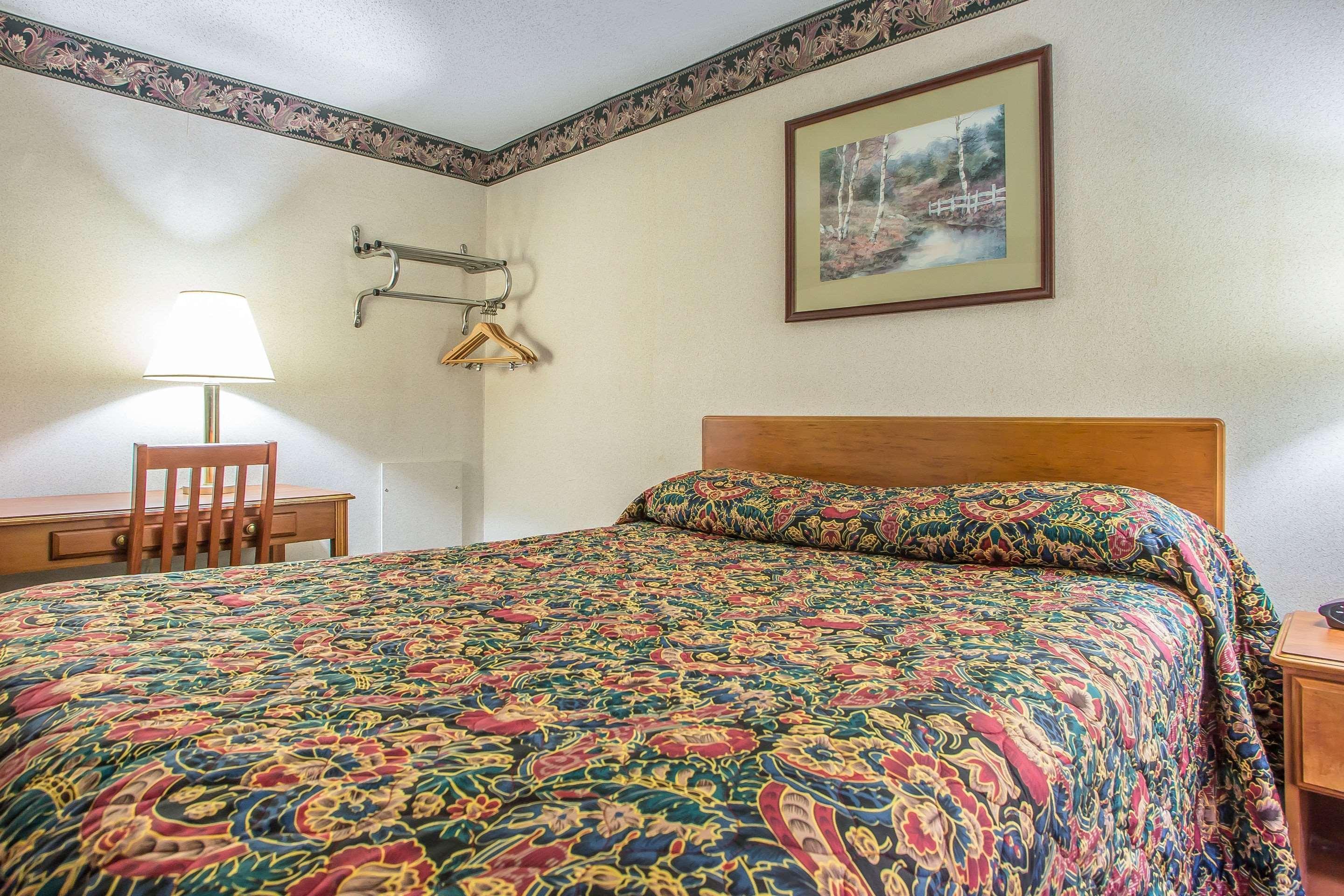 Rodeway Inn Бедфорд Екстериор снимка