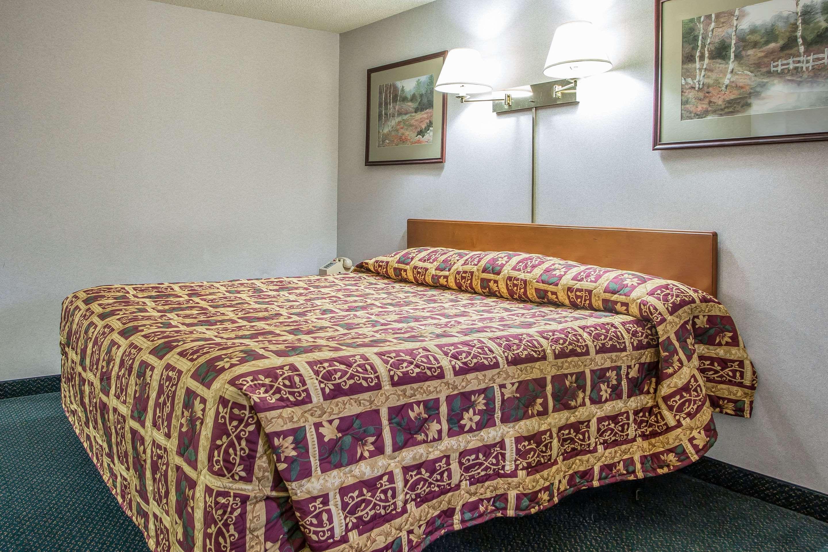 Rodeway Inn Бедфорд Екстериор снимка