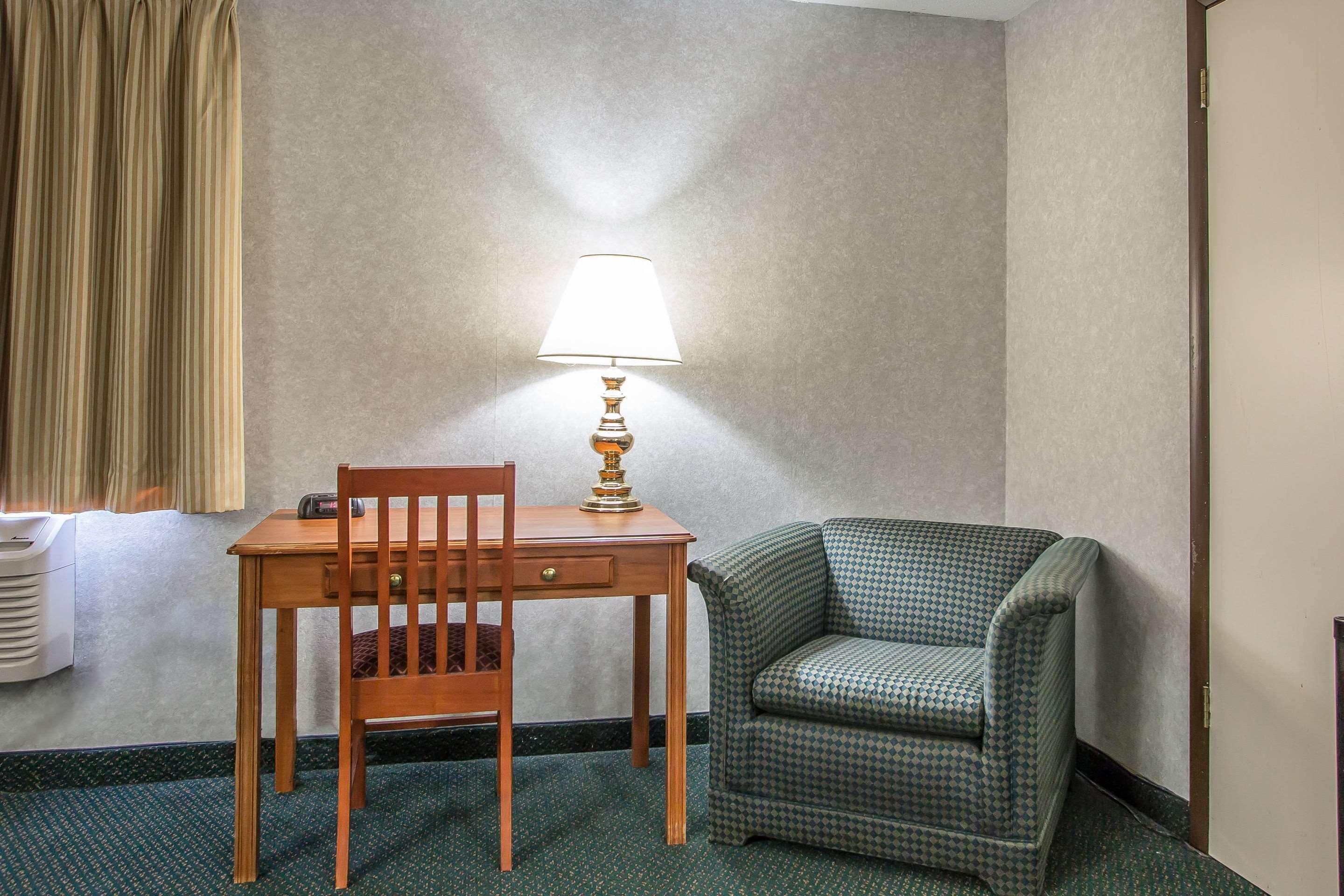 Rodeway Inn Бедфорд Екстериор снимка
