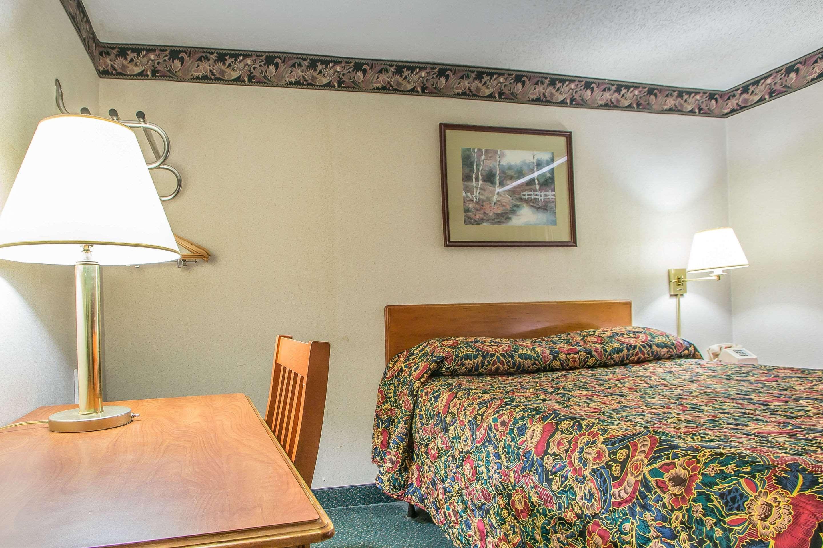 Rodeway Inn Бедфорд Екстериор снимка