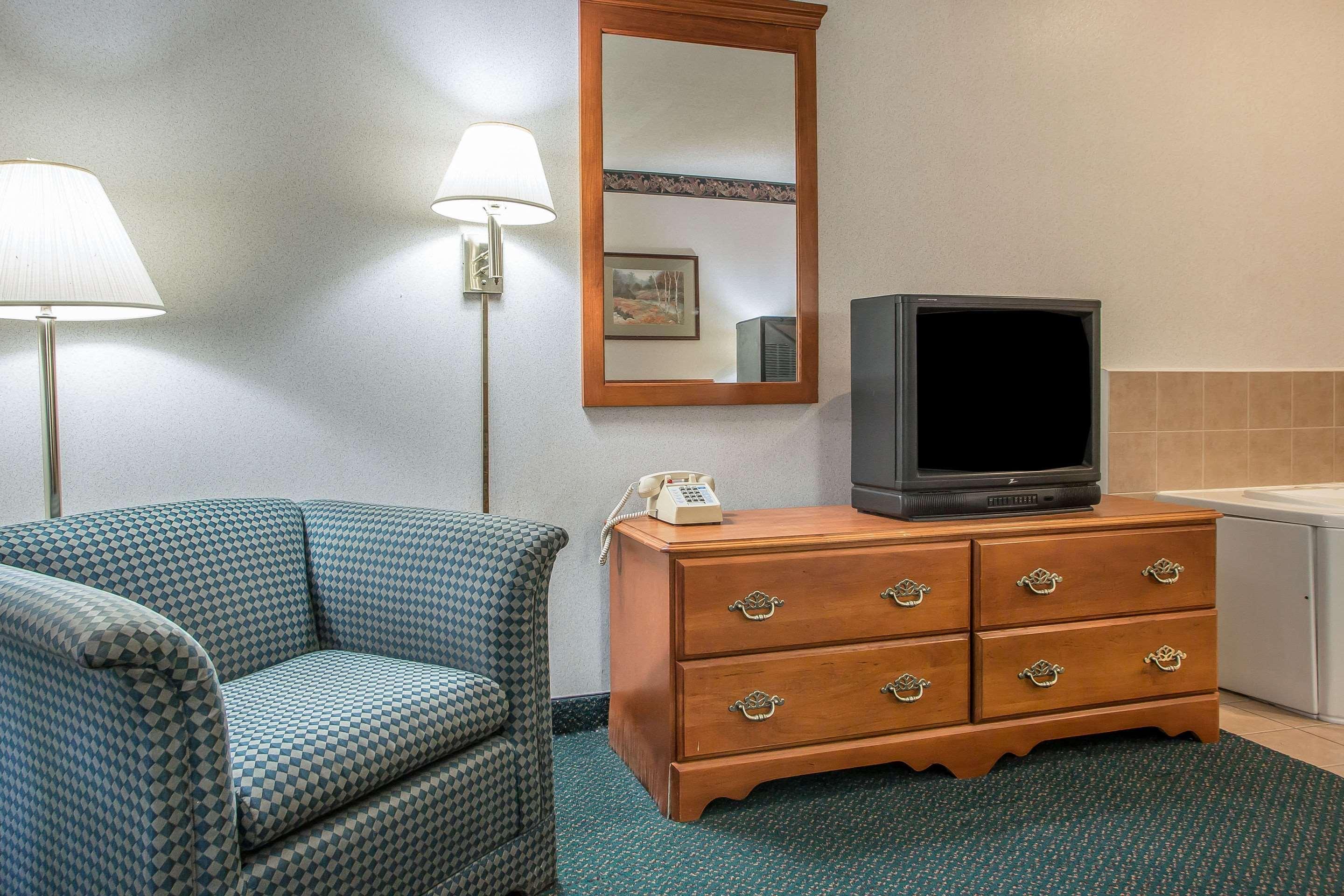 Rodeway Inn Бедфорд Екстериор снимка