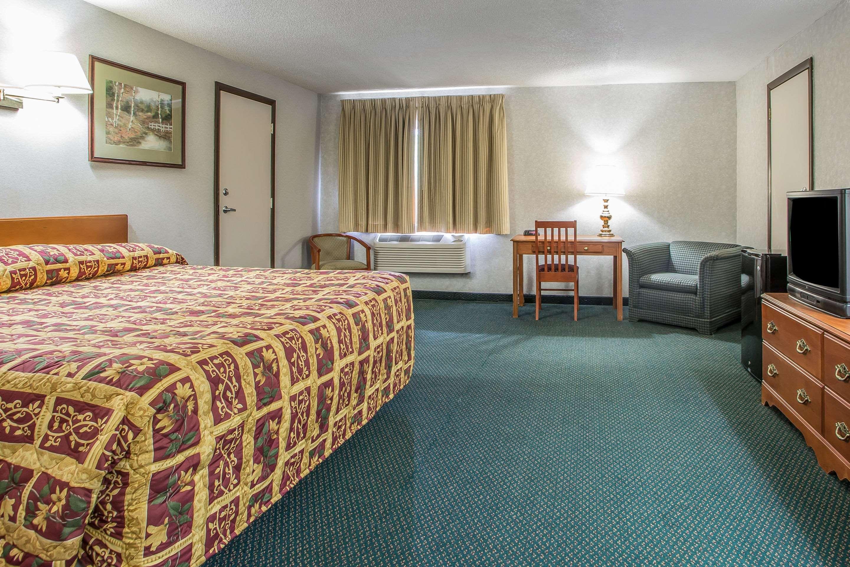 Rodeway Inn Бедфорд Екстериор снимка